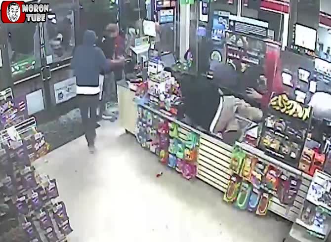 Video :Sacramento 7-Eleven is looted by a masked gang